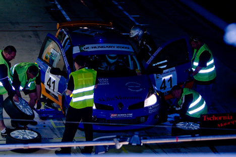 Her er Entire Racing teamet i sving med de vigtige pittræninger, som trænes både dag og nat.